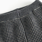 Mørkegrå strikkede babybukser med elastisk talje og ribkanter