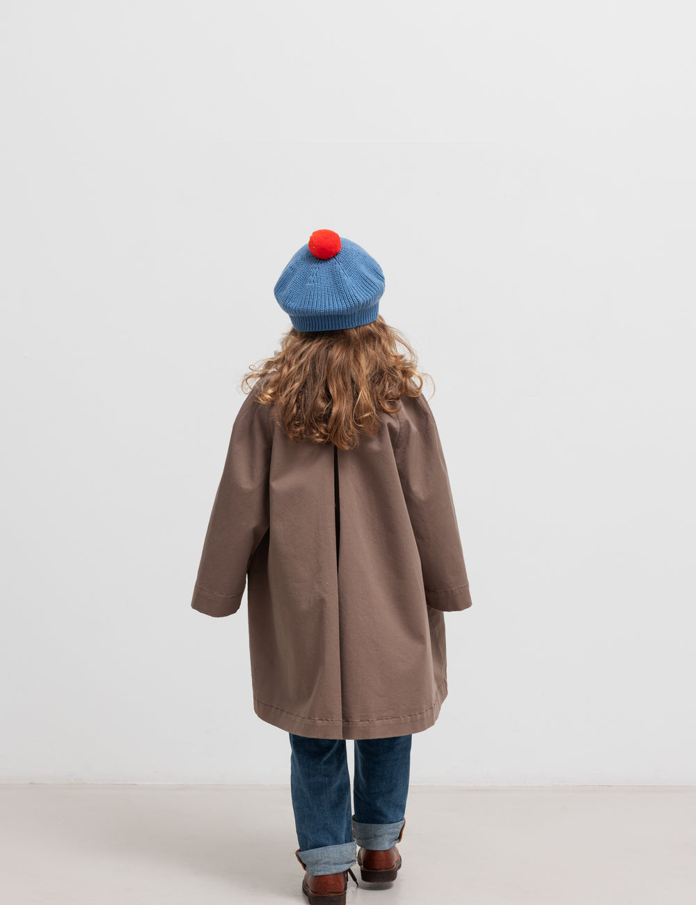 Børn iført kaki chino frakke set bagfra