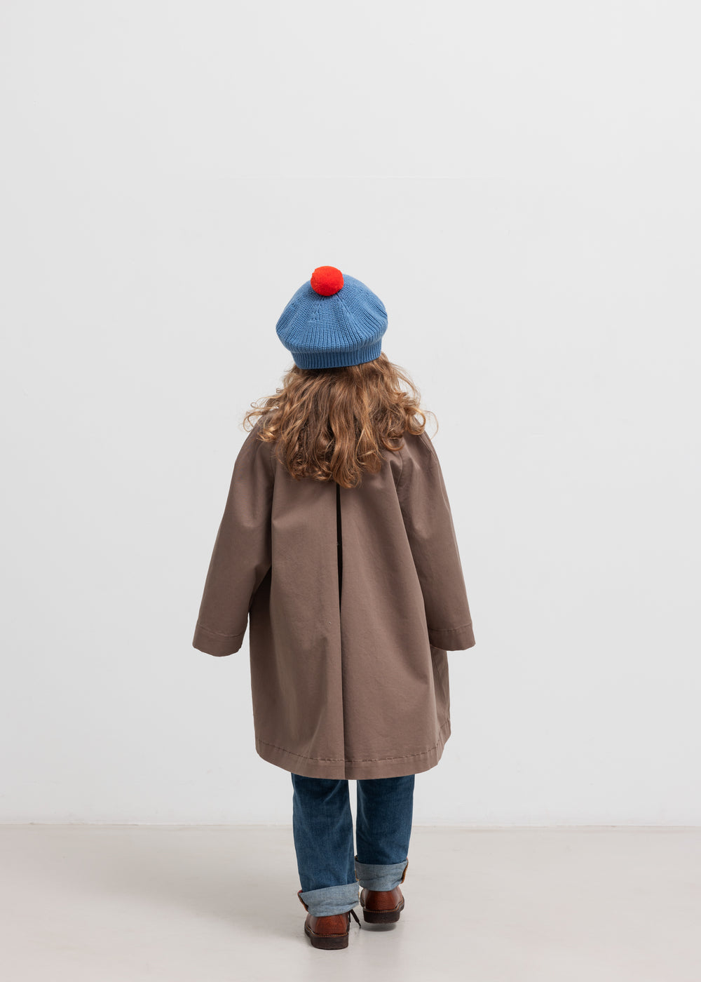 Børn iført kaki chino frakke set bagfra