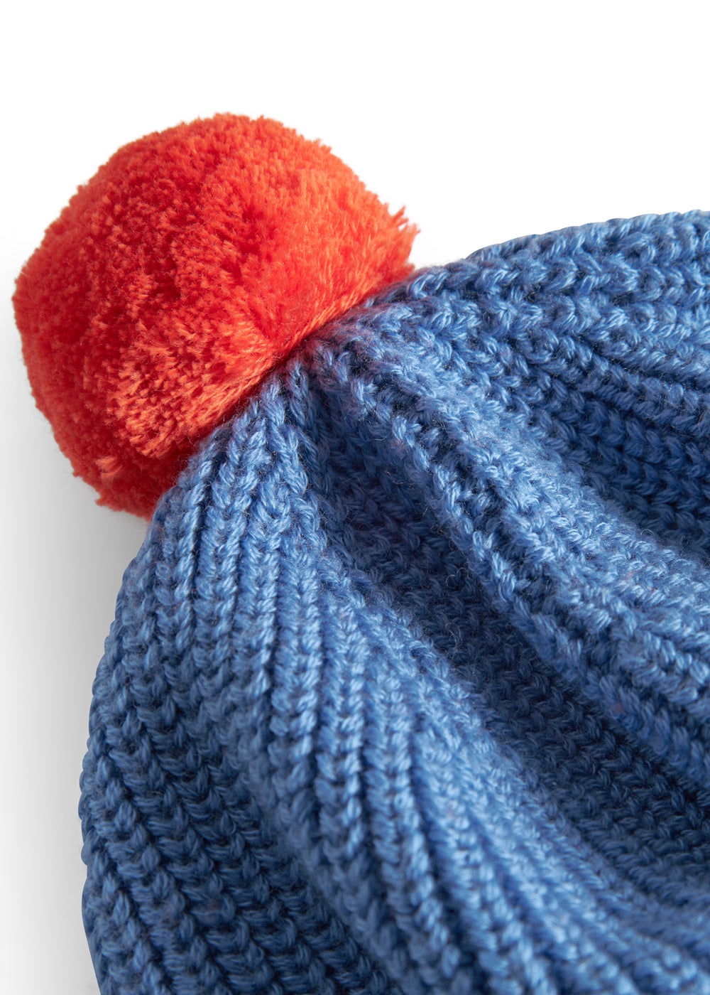Blå strikket børneberet med rød kvast