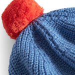 Blå strikket børneberet med rød kvast