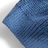 Blå strikket børneberet med rød kvast