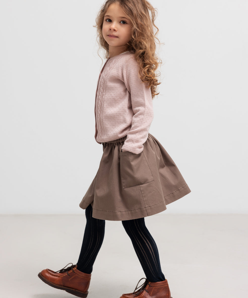 Børn iført kaki nederdel set fra siden