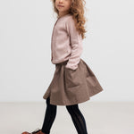 Børn iført kaki nederdel set fra siden