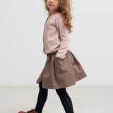 Børn iført kaki nederdel set fra siden