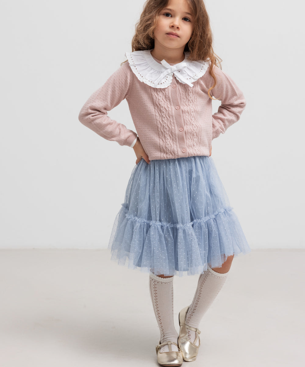 Børn iført blå tylnederdel med lag på lag og bluse med flæsekrave