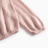 Nærbillede af ærme med ribkant på lyserød strikcardigan