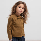 Børn iført mørkeblå bukser og brun strik cardigan