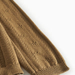 Detalje af mønster og ribkant på brun strikket cardigan til børn