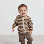Børn iført stribet strikcardigan med knapper og brune bukser