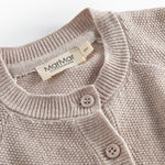 Nærbillede af knapper og ribkant på beige/grå strikket babycardigan