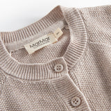 Nærbillede af knapper og ribkant på beige/grå strikket babycardigan
