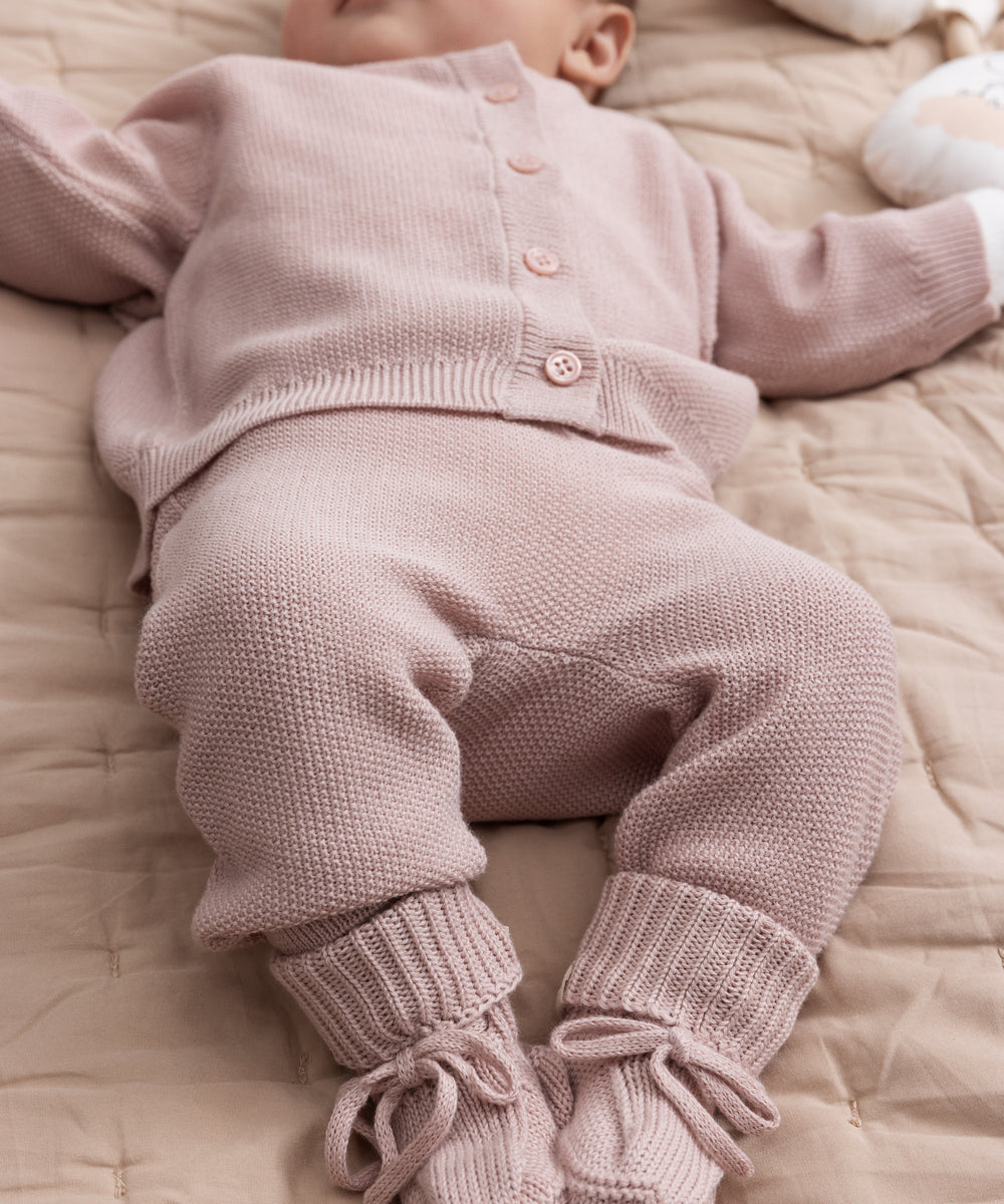 Baby iført Lyserød strik babytøj