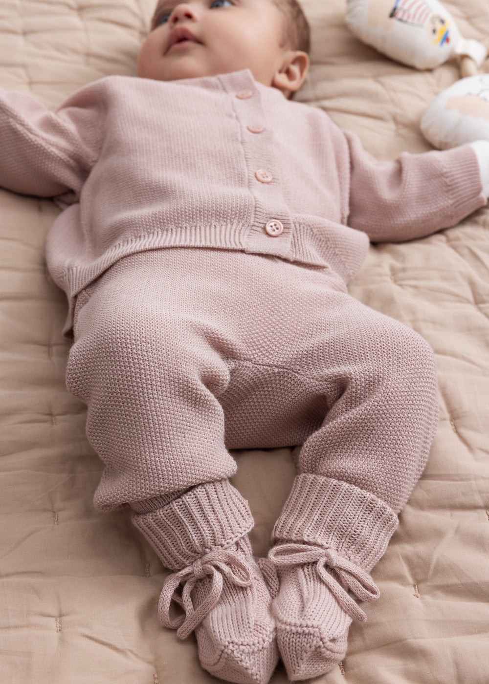 Baby iført Lyserød strik babytøj