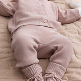 Baby iført Lyserød strik babytøj