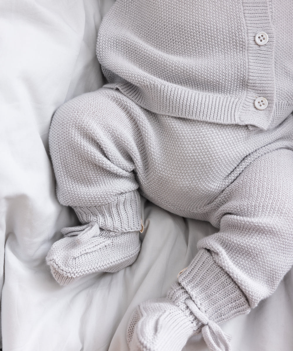 baby med Grå strik babyfutter