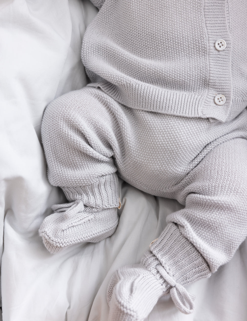 baby med Grå strik babyfutter