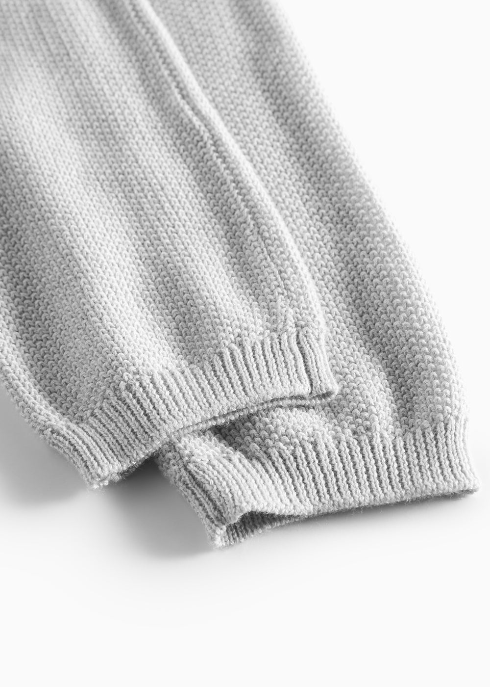 Detalje af ribstrikket kant på grå babybukser