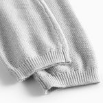 Detalje af ribstrikket kant på grå babybukser