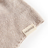 Detalje af beige strikket babyhue med MarMar label