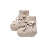 grå strik babyfutter