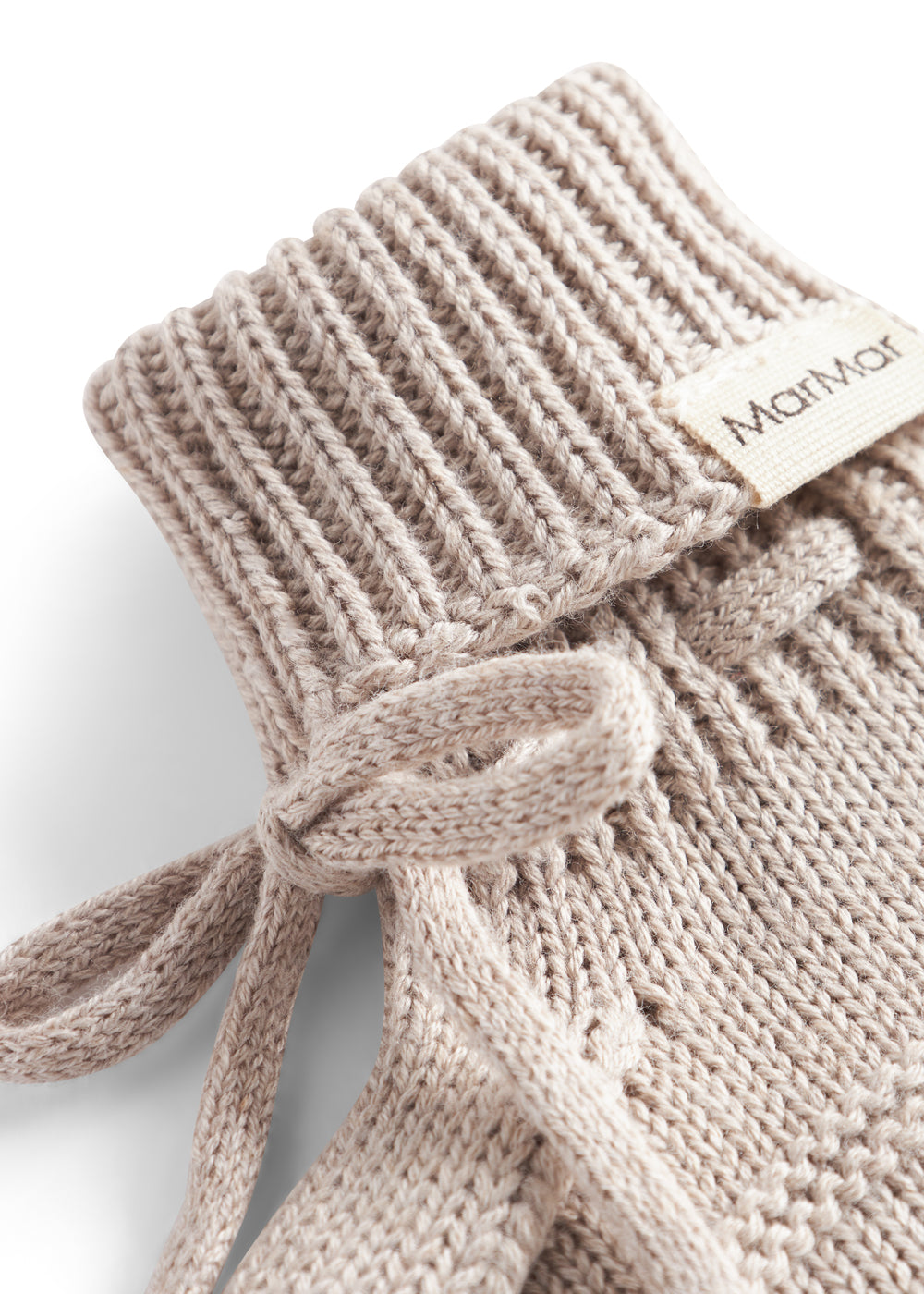 grå strik babyfutter