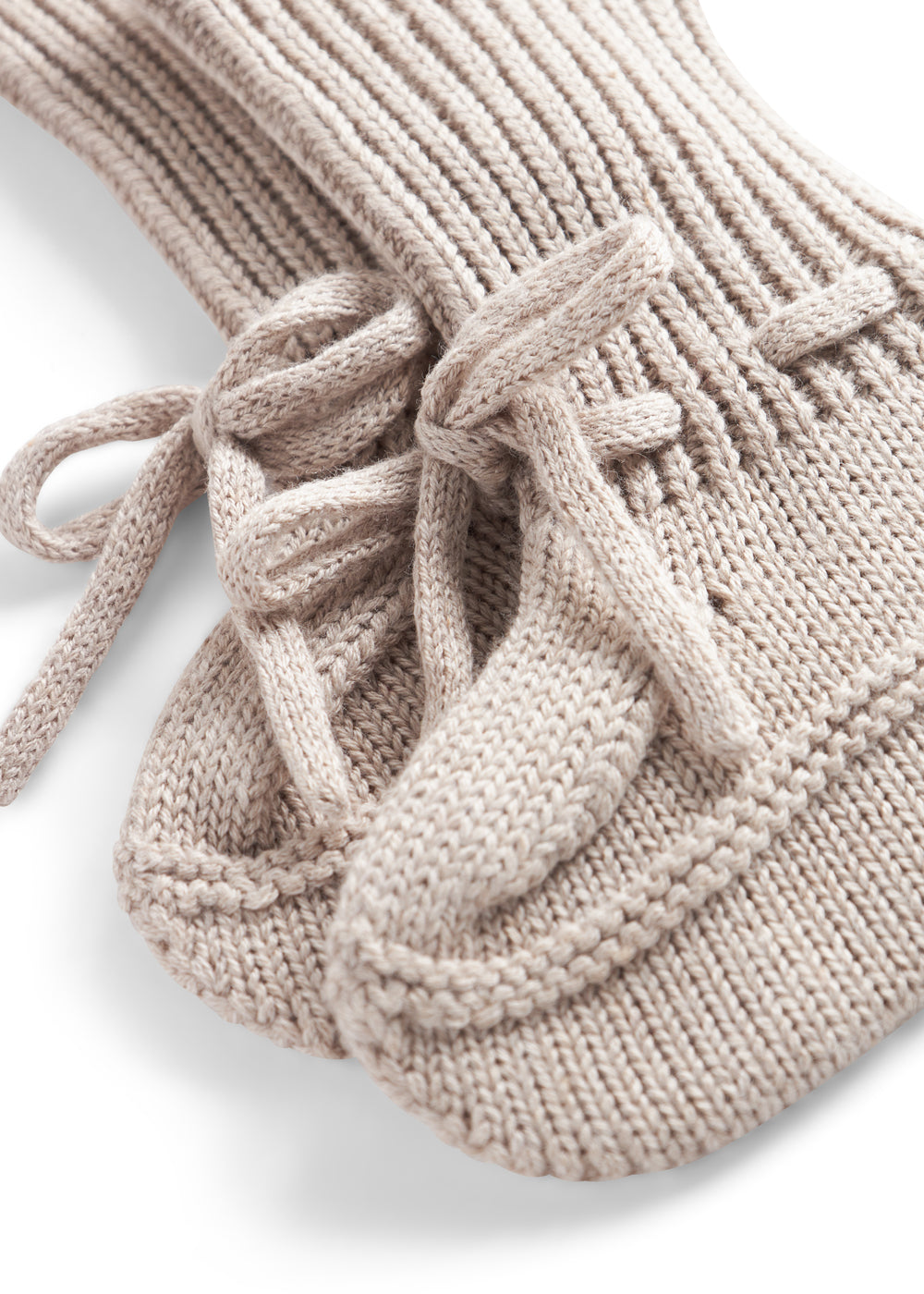 grå strik babyfutter