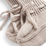 grå strik babyfutter