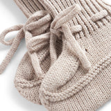 grå strik babyfutter