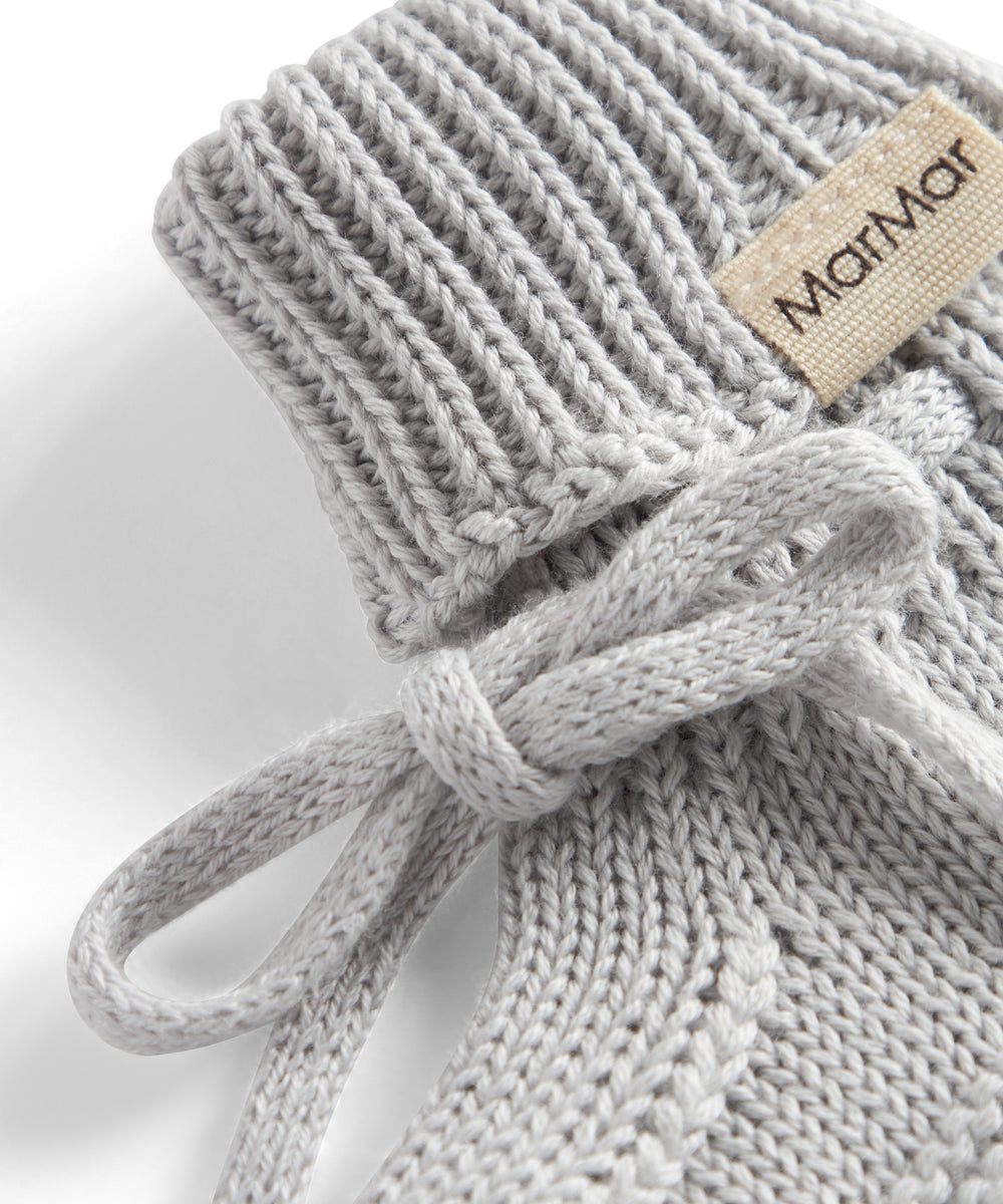 Grå strik babyfutter