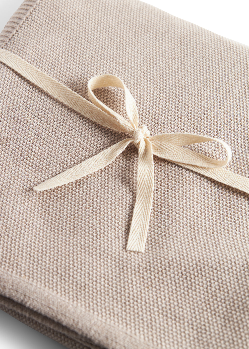 Beige strikket babytæppe