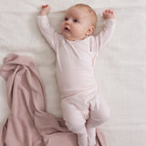 Baby med Lyserød strikket babytæppe