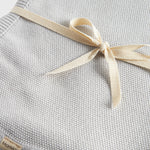 Grå strikket babytæppe