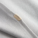 Grå strikket babytæppe