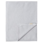 Grå strikket babytæppe