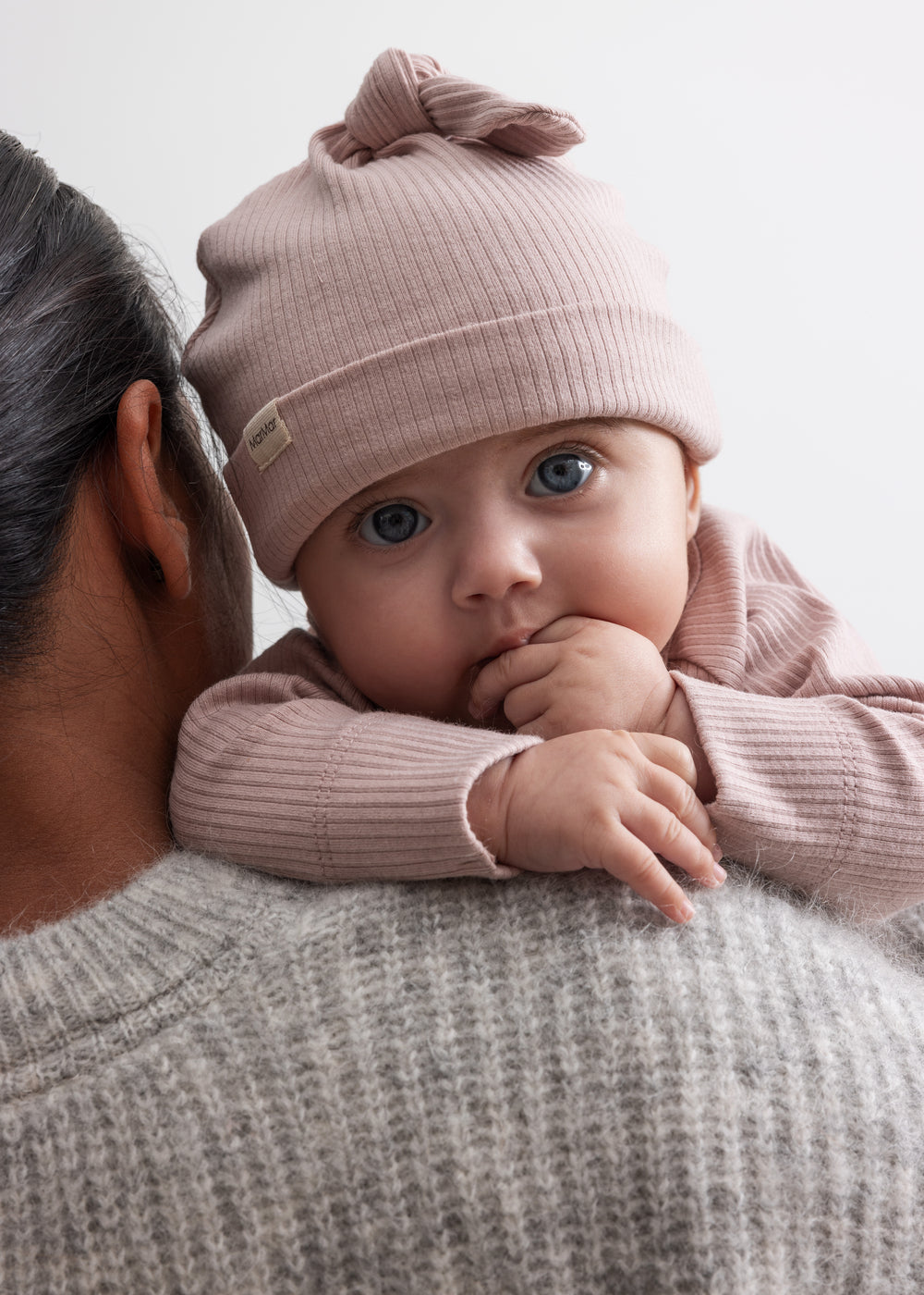 Baby i lyserød ribstrikket babyhue og babybody