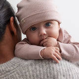 Baby i lyserød ribstrikket babyhue og babybody