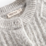 Lysegrå cardigan til børn  i uld med kabelstrik og knapper