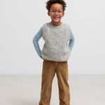 Dreng i brun fløjlsbuks og grå vest