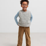 Dreng i brun fløjlsbuks og grå vest