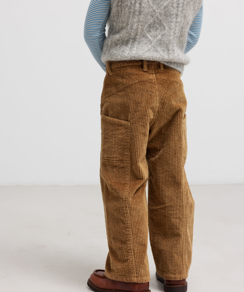 Brune fløjlsbukser set bagfra på dreng