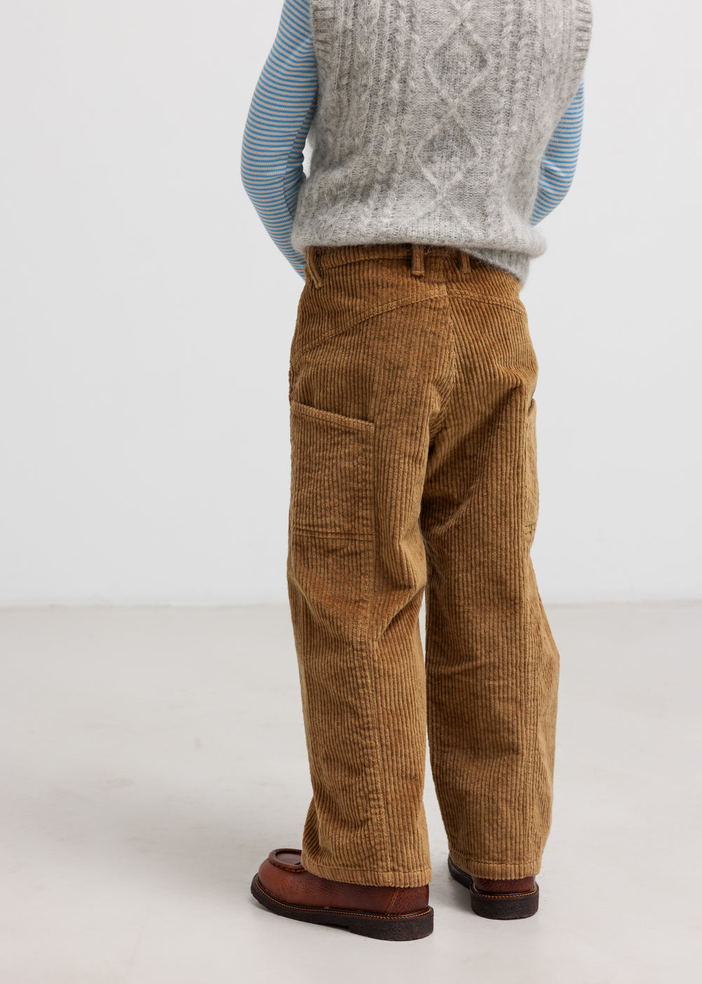 Brune fløjlsbukser set bagfra på dreng