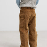 Brune fløjlsbukser set bagfra på dreng