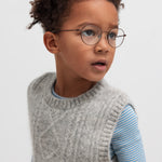 Børn iført grå strikvest over stribet bluse