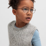 Børn iført grå strikvest over stribet bluse