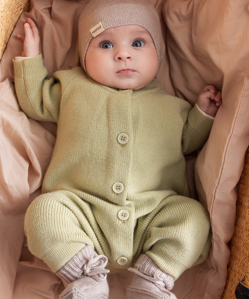 Baby iført strik babytøj