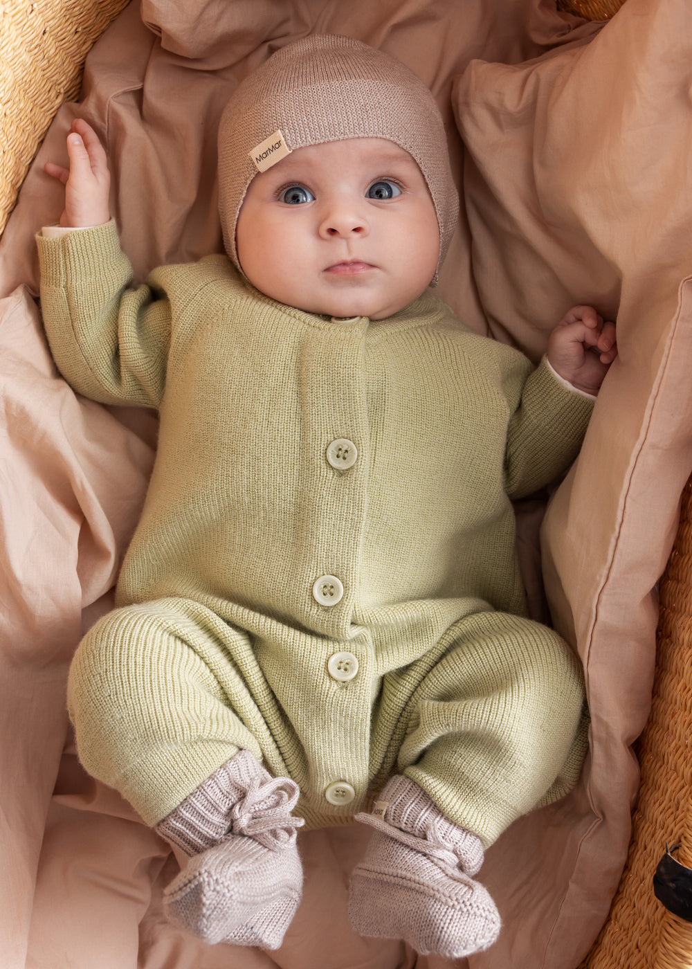 Baby iført strik babytøj