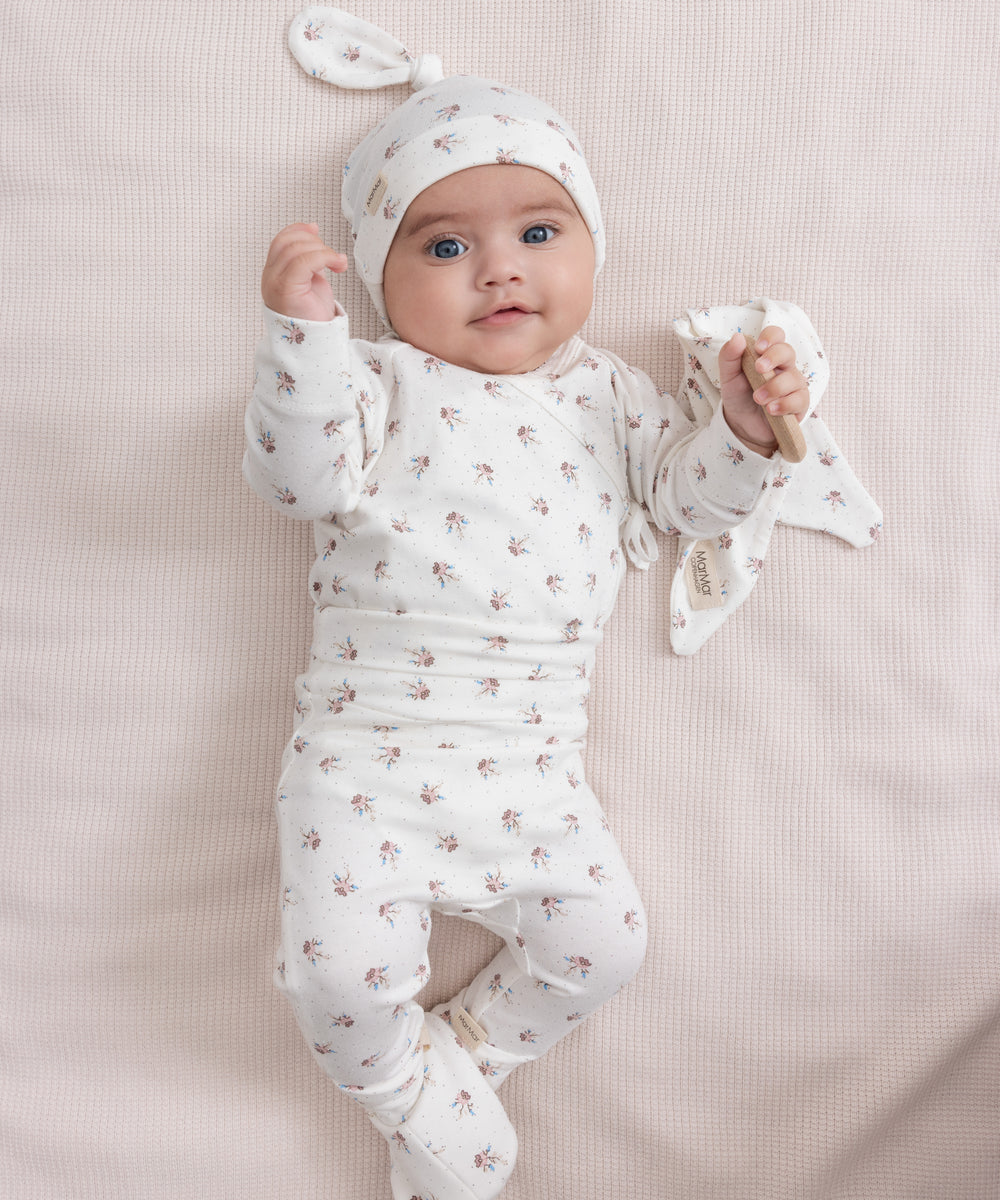 Baby iført blød dragt med matchende bidering