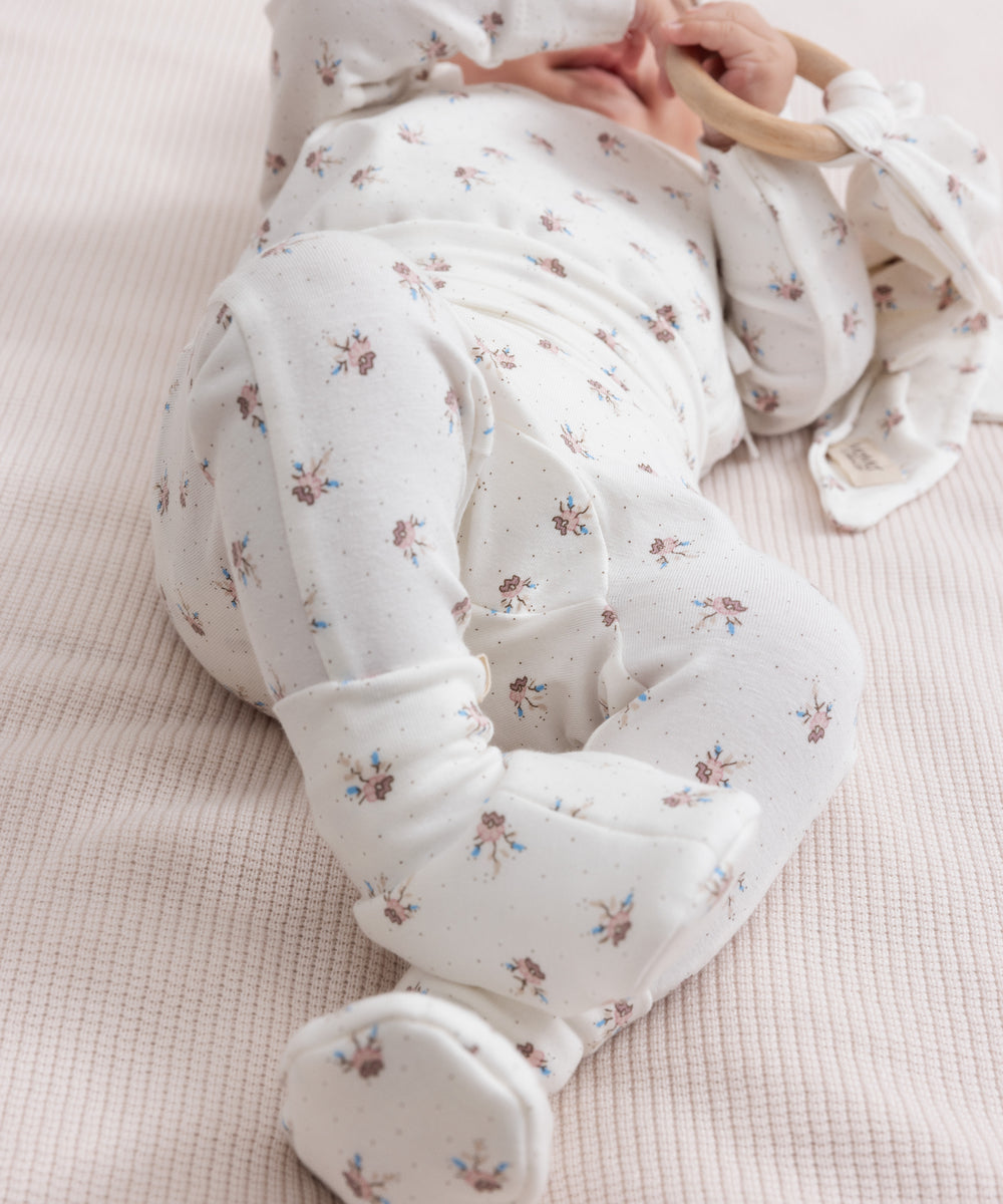 Baby iført heldragt med matchende bidering