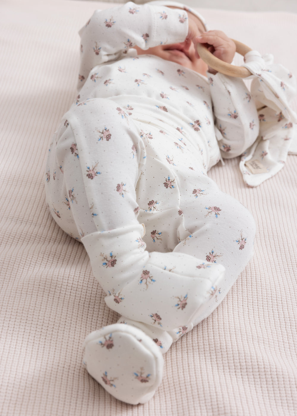 Baby i babytøj med blomstermønster